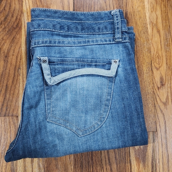 Daisy Fuentes Denim - Daisy Fuentes Size 6 Flare Leg Medium Wash inseam 32.5